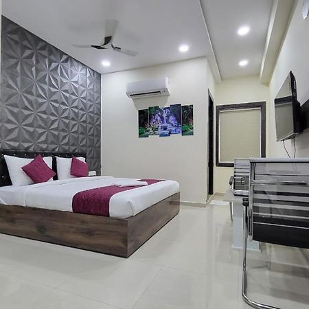 Hotel Vaishnavi Grand Miriālgūda Buitenkant foto