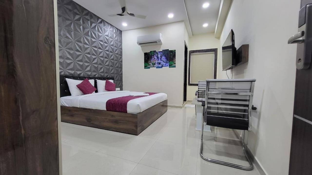 Hotel Vaishnavi Grand Miriālgūda Buitenkant foto