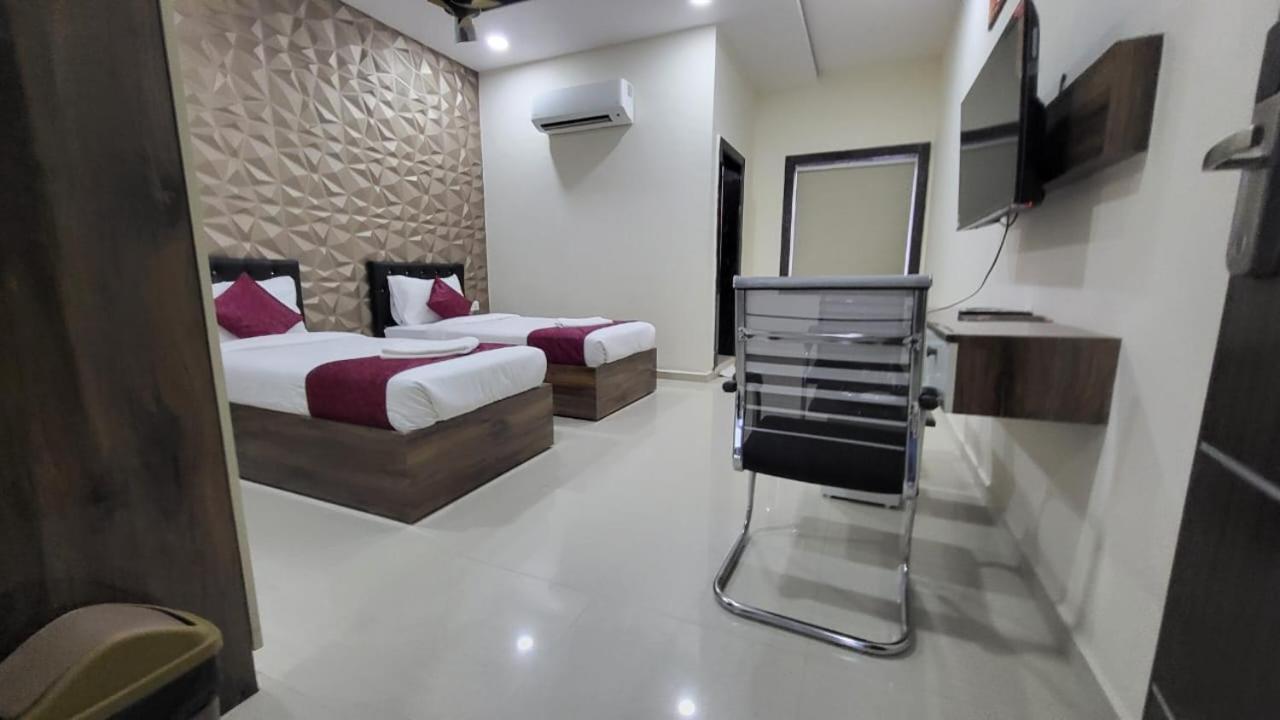 Hotel Vaishnavi Grand Miriālgūda Buitenkant foto