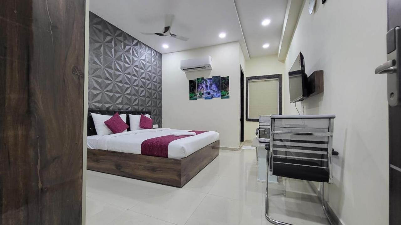 Hotel Vaishnavi Grand Miriālgūda Buitenkant foto