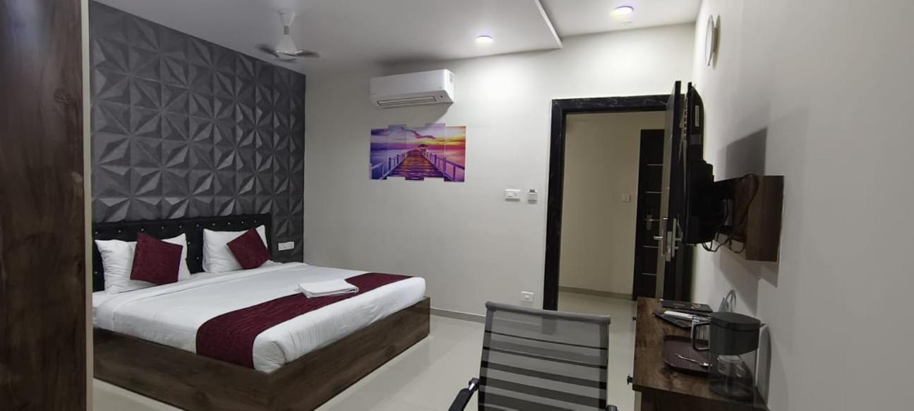 Hotel Vaishnavi Grand Miriālgūda Buitenkant foto